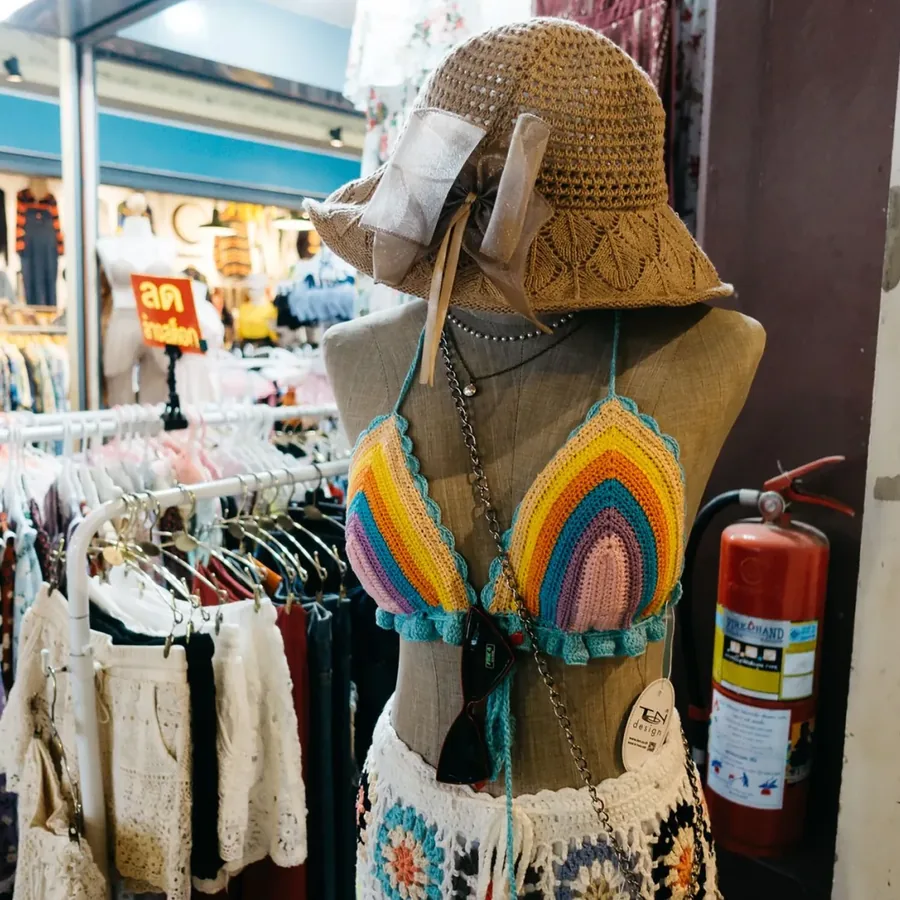 Khách mặc áo dài may đo